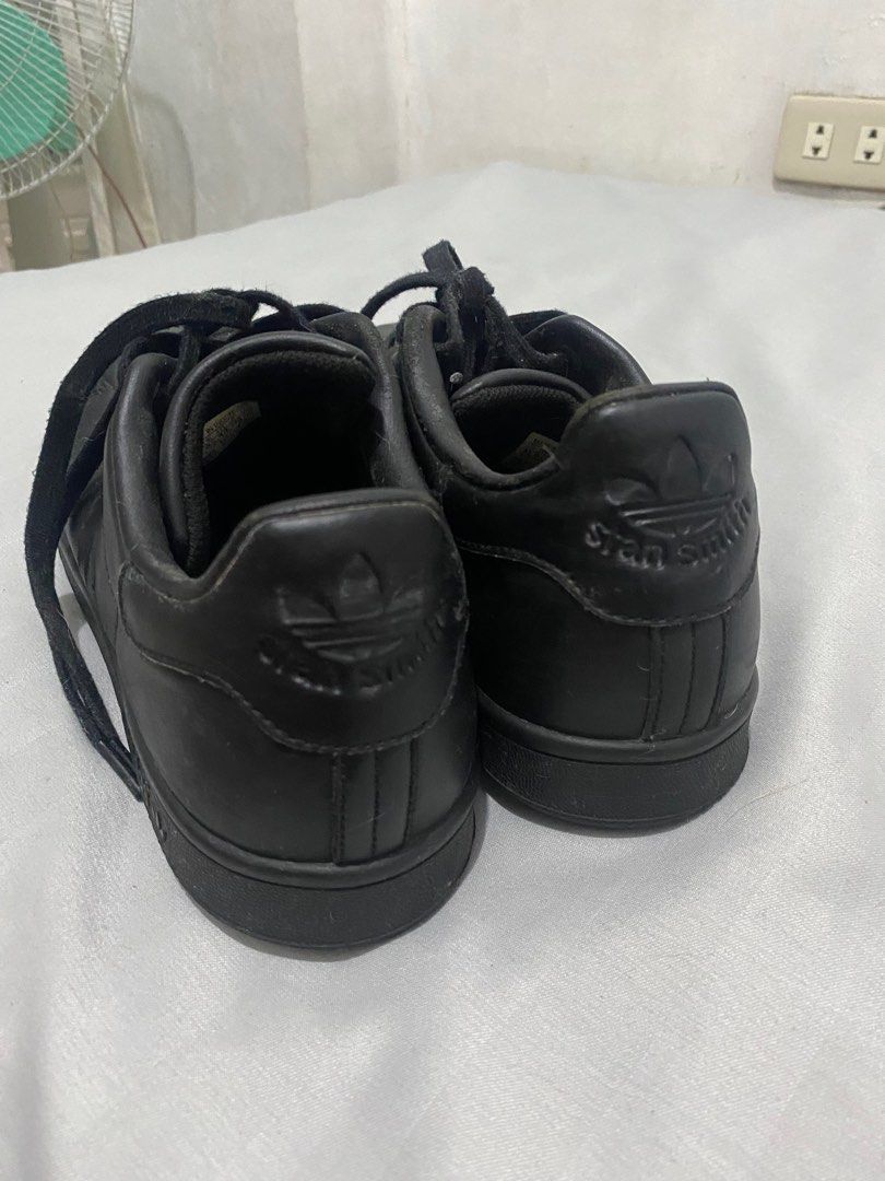 RUSH AND NEGOTIABLE STAN SMITH TRIPLE BLACK (Category: Sneakers) located in Pasay City. Submitted by DVTrey5 (Listing ID 1322676007, Image 3). Description: RUSH AND NEGOTIABLE FREE SHIPPING IF SURE BUYER SIZE 10 THRICE LANG NAGAMIT SA JAPAN KAYA MEDYO MALINIS RFS: TAMBAK.