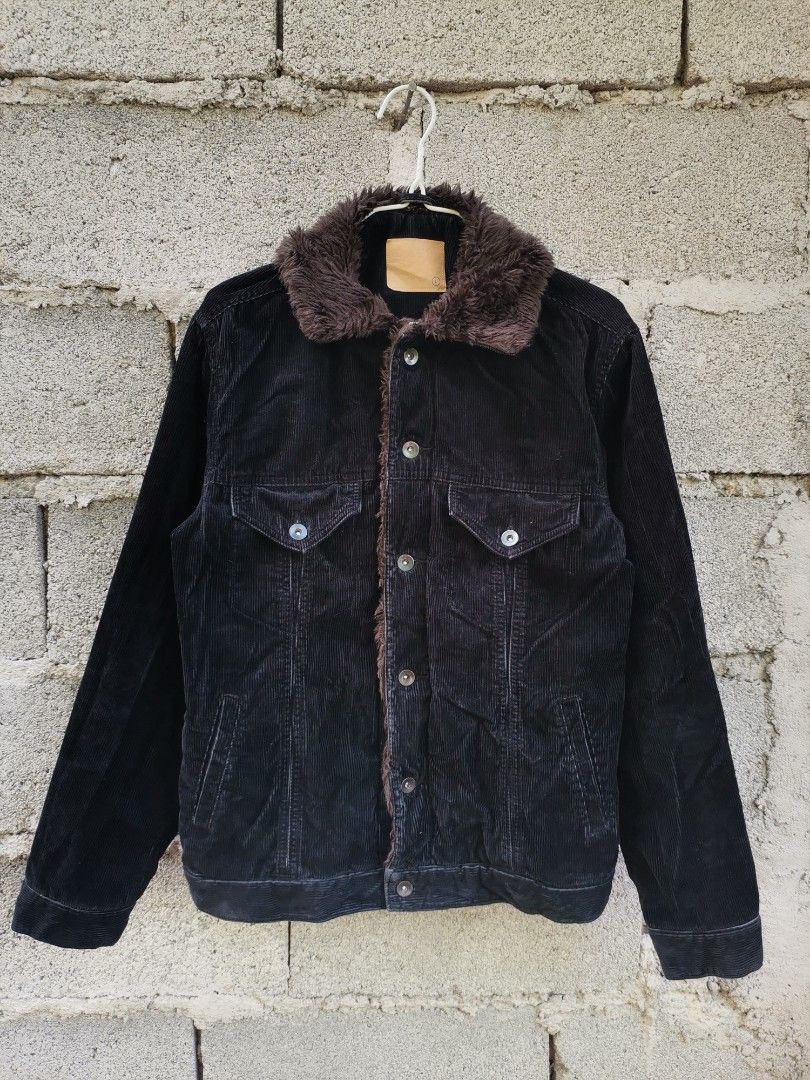 UNIQLO Corduroy Jacket (Category: Coats, Jackets and Outerwear) located in Angadanan. Submitted by ampazsr (Listing ID 1322636548, Image 1). Description: Size Large on tag 22 width 27 length Excellent condition No issue.