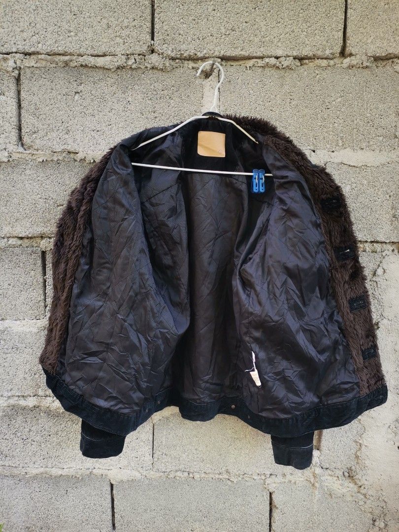 UNIQLO Corduroy Jacket (Category: Coats, Jackets and Outerwear) located in Angadanan. Submitted by ampazsr (Listing ID 1322636548, Image 2). Description: Size Large on tag 22 width 27 length Excellent condition No issue.