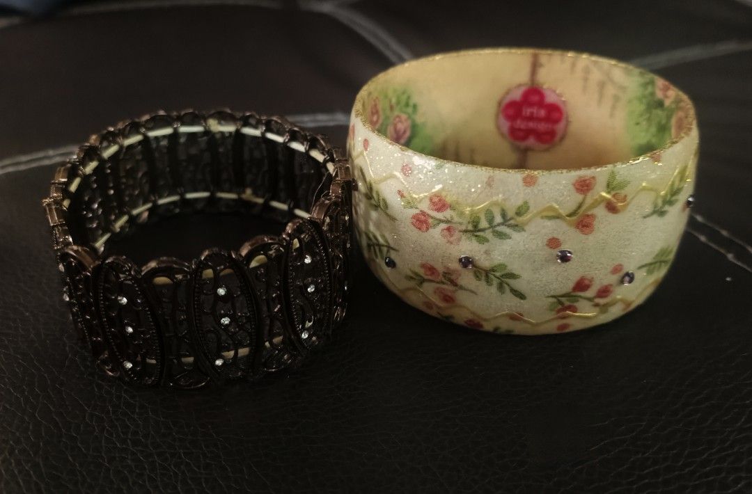 VINTAGE RESIN AND BRASS BANGLES BUNDLE FOR 700