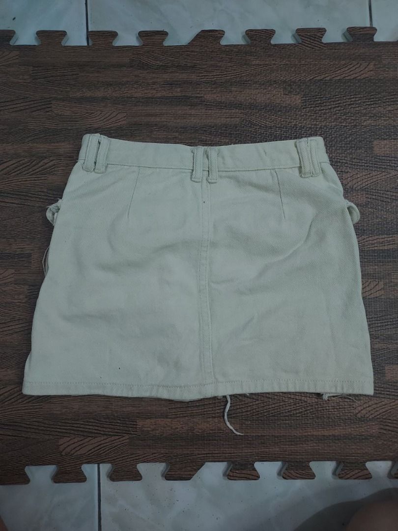 White Jeans Cargo Skirt (Category: Skirts) located in Quezon City. Submitted by dapheloise (Listing ID 1322599702, Image 3). Description: Item Details: Size: XS Brand: Unknown Condition: 9/10 ___________________________________________________________ MODEL'S SIZE (for reference) Height: 4'11" Size: Semi-Medium Waist: 29.5 - 30 inches Hips: 33.5 inches Under Bust: 31.5 inches.