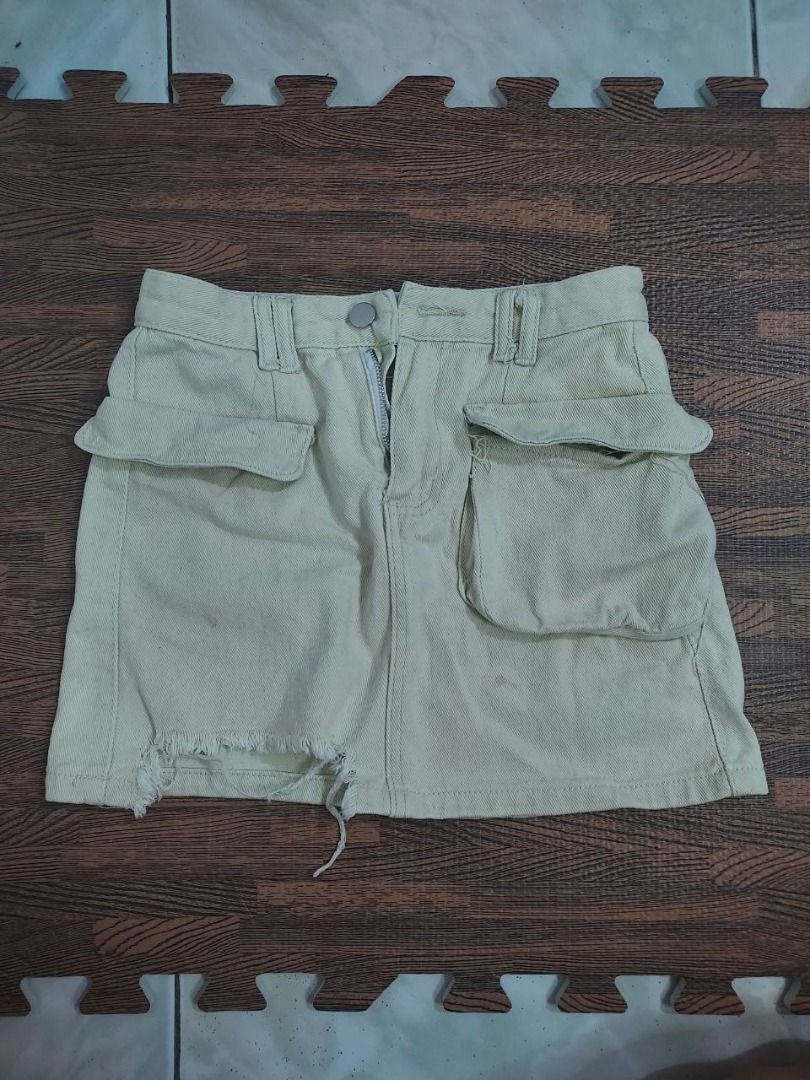 White Jeans Cargo Skirt (Category: Skirts) located in Quezon City. Submitted by dapheloise (Listing ID 1322599702, Image 1). Description: Item Details: Size: XS Brand: Unknown Condition: 9/10 ___________________________________________________________ MODEL'S SIZE (for reference) Height: 4'11" Size: Semi-Medium Waist: 29.5 - 30 inches Hips: 33.5 inches Under Bust: 31.5 inches.