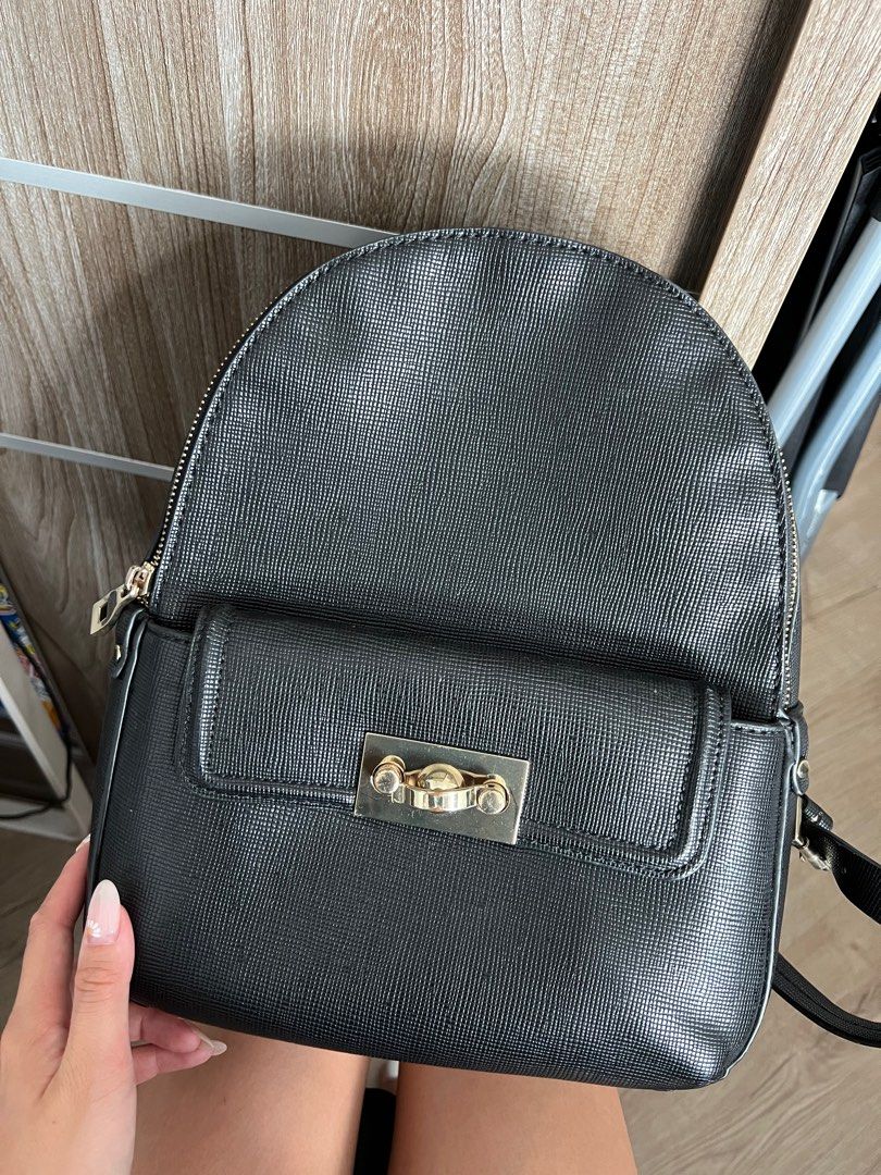 Zara Backpack （分類：背囊）位於 Hong Kong。 由 fatmushroom 提交（商品編號 1322611921，圖片 1）。簡介： Zara 書包，容量幾大。