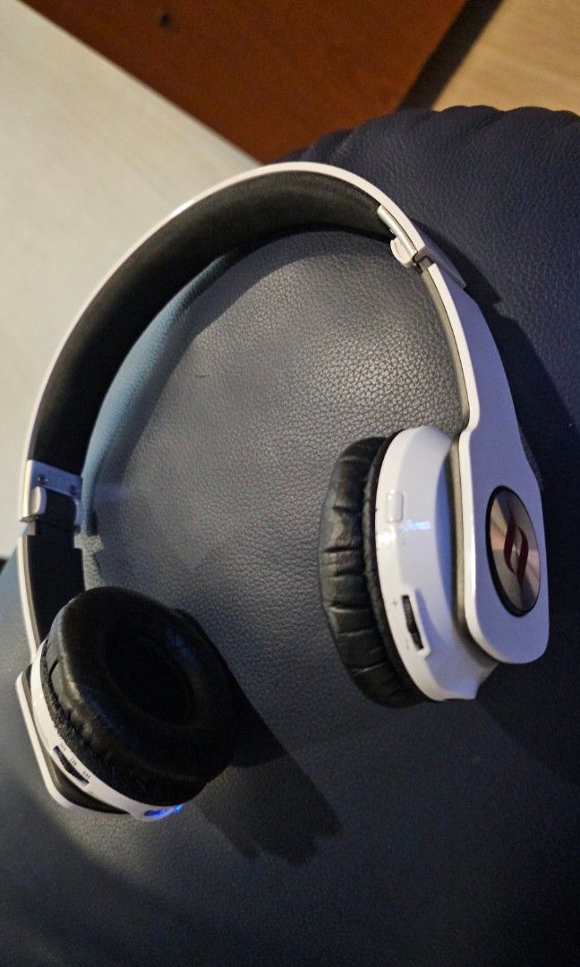 Zoro (Category: Headphones & Headsets) located in Manila. Submitted by tradewerk.online (Listing ID 1322719005, Image 1). Description: Wireless Bluetooth.