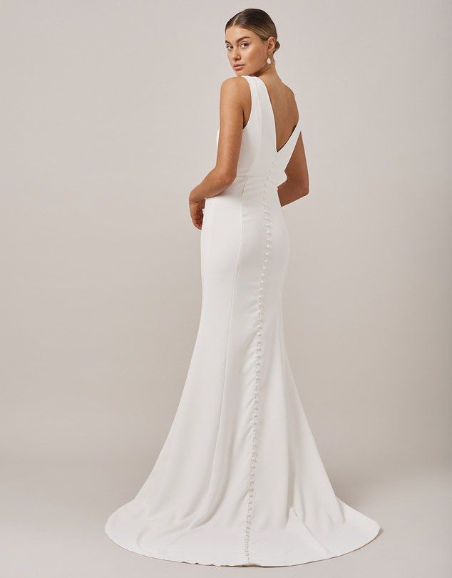 Chancery Wedding Dress (Category: Evening dresses & gowns) located in Paranaque City. Submitted by v.punay (Listing ID 1317927927, Image 3). Description: Large size Small washable stain. I don’t have time to dry clean. Original price 16,000.