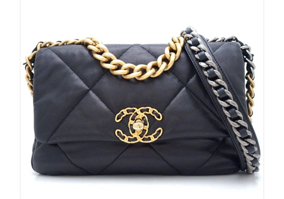 Chanel 19 Medium (Category: Luxury Bags & Wallets) located in Malabon City. Submitted by truepenguin_22c2e4 (Listing ID 1317917438, Image 3). Description: Chanel 19 Handbag, Shiny Lambskin, Gold-Tone, Silver-Tone Ruthenium-Finish Metal, Black 👍👍Slightly negotiable 📞:Call or text if interested: 09151781950 .