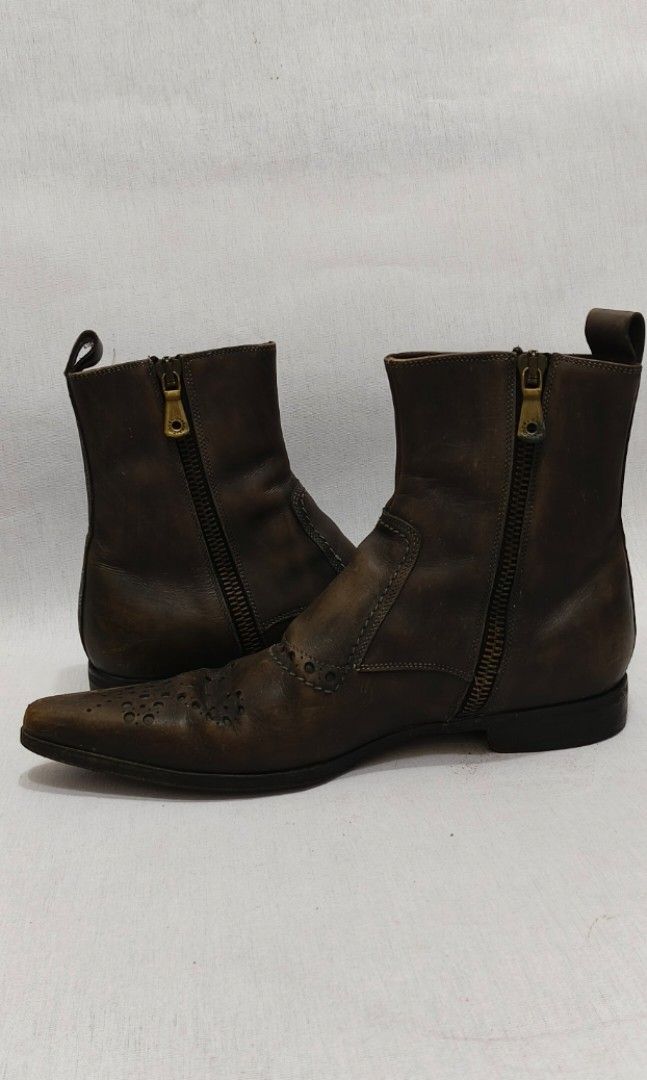 Dolce & Gabbana Men's Leather Boots (Category: Boots) located in Baguio. Submitted by PreiLoveMaria (Listing ID 1318011333, Image 3). Description: Dolce Gabbana Long Nose Side Zip Boots Medallion Shoes Sneaker Boots Original Genuine Leather Good used condition Normal signs of wear Size: 5 1/2 2nd hand/Preloved price is about 20k Rare find Kindly check the Detailed photos Shipping via J&T only No COD and COP Item is from Japan Surplus.