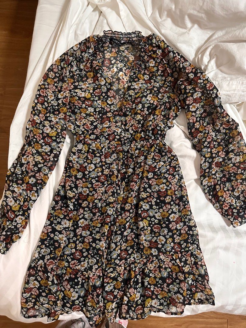 Floral soft dress (Category: Dresses) located in Las Pinas. Submitted by missa0321 (Listing ID 1317880688, Image 1). Description: Worn once oncly. Floral, soft dress, above the knee. Adjustable waistline..