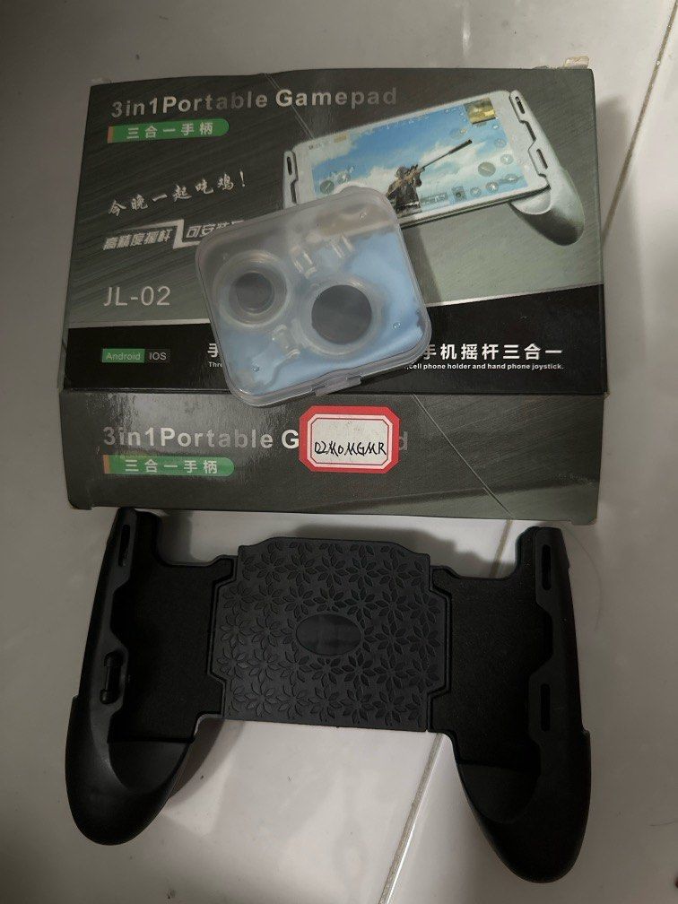 Gaming controller (Category: Other Mobile & Gadget Accessories) located in Singapore. Submitted by yenomon (Listing ID 1317992674, Image 1). Description: Use once before for PUBG. Can be use on multiple mobile game. Letting go cheap.
