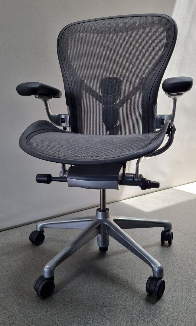 Herman Miller Aeron aluminium Remastered Gaming office ergonomic chair size C large designer luxury timeless classic branded expensive iconic
