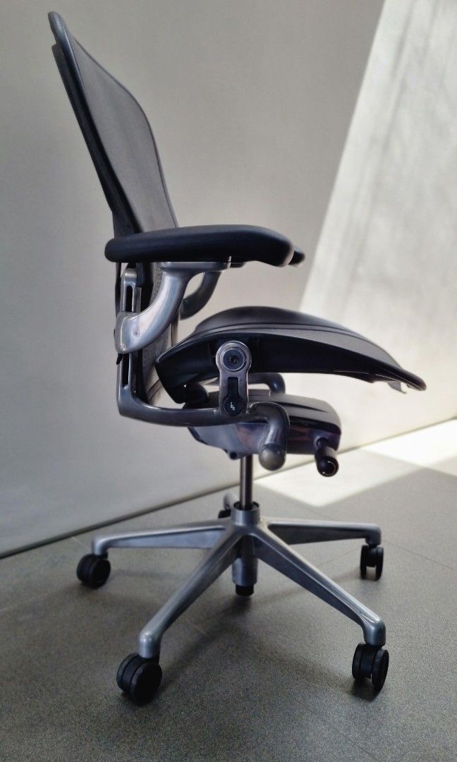 Herman Miller Aeron aluminium Remastered Gaming office ergonomic chair size C large designer luxury timeless classic branded expensive iconic