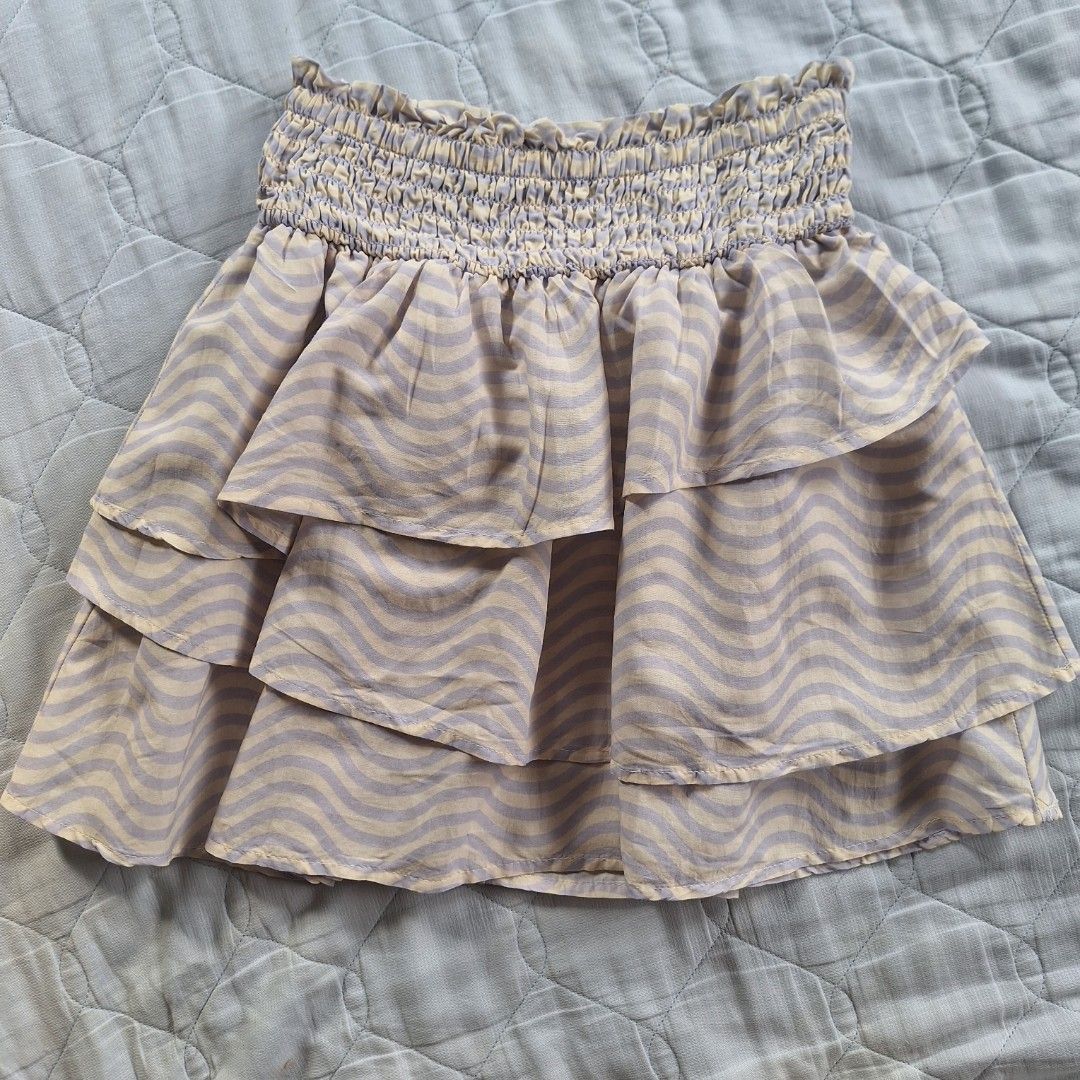 H&M skirt (small to medium) (Category: Skirts) located in Manila. Submitted by llashops (Listing ID 1317983649, Image 1). Description: — from the kids' collection but can fit small to medium frames of teens! — washed but never been worn — color may vary due to lighting.