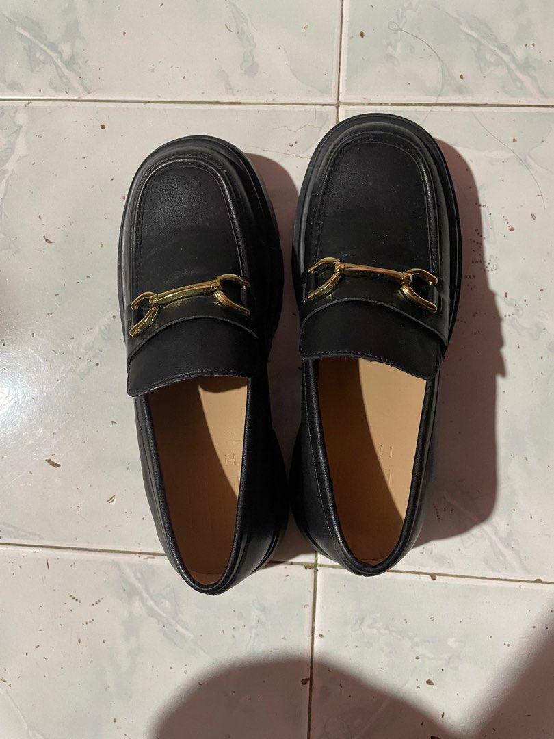HUE MANILA LOAFERS SIZE 38 (Category: Loafers) located in Batangas. Submitted by jckdrz (Listing ID 1317967800, Image 2). Description: Rfs. Size is too small for me, fits but it’s tight. Wouldn’t let go of it otherwise. Very comfy and sturdy. .