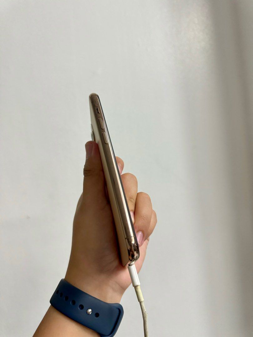 iPhone 11 Pro 256gb dual sim tray (Category: iPhone 11 Series) located in Cainta. Submitted by adriannee (Listing ID 1317997861, Image 2). Description: Iphone 11 pro 256gb Dual sim tray hk variant Everything is working 💯 Openline - Changed lcd worth 8k Changed battery also but thru local service Minor scratches Tempered glass installed since day 1 - No other issues Can include phone cases Still have the box - Can include: 2 brand new cases from 