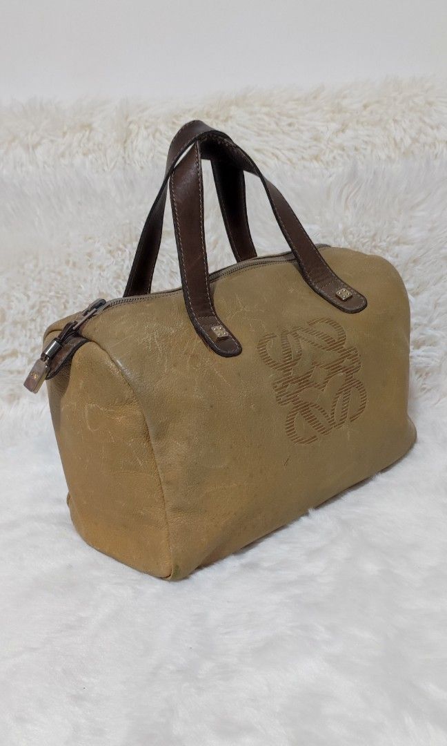 LOEWE BOSTON VINTAGE🇯🇵👜 (Category: Luxury Bags & Wallets) located in Cavite. Submitted by yerbua103 (Listing ID 1318054167, Image 2). Description: 👉Guaranteed Original Vintage piece crafted in genuine leather. It's lightweight. Exterior has the anagram of the brand with flat dual handles with gold-tone hardware. Zipper puller is Areitio. Interior has the leather with stamped heat LOEWE 1846. 👉Manage your expectations as you're buying prelove
