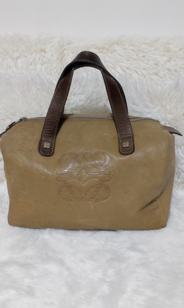 LOEWE BOSTON VINTAGE🇯🇵👜 (Category: Luxury Bags & Wallets) located in Cavite. Submitted by yerbua103 (Listing ID 1318054167, Image 1). Description: 👉Guaranteed Original Vintage piece crafted in genuine leather. It's lightweight. Exterior has the anagram of the brand with flat dual handles with gold-tone hardware. Zipper puller is Areitio. Interior has the leather with stamped heat LOEWE 1846. 👉Manage your expectations as you're buying prelove