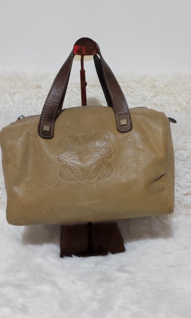LOEWE BOSTON VINTAGE🇯🇵👜 (Category: Luxury Bags & Wallets) located in Cavite. Submitted by yerbua103 (Listing ID 1318054167, Image 3). Description: 👉Guaranteed Original Vintage piece crafted in genuine leather. It's lightweight. Exterior has the anagram of the brand with flat dual handles with gold-tone hardware. Zipper puller is Areitio. Interior has the leather with stamped heat LOEWE 1846. 👉Manage your expectations as you're buying prelove