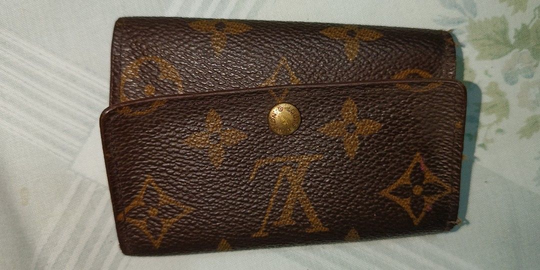 Louis Vuitton Monogram 6 Key Case (Category: Luxury Bags & Wallets) located in Romblon. Submitted by migustyles (Listing ID 1317981366, Image 1). Description: Louis Vuitton Monogram 6 Key Case made in USA coded vintage in good condition.