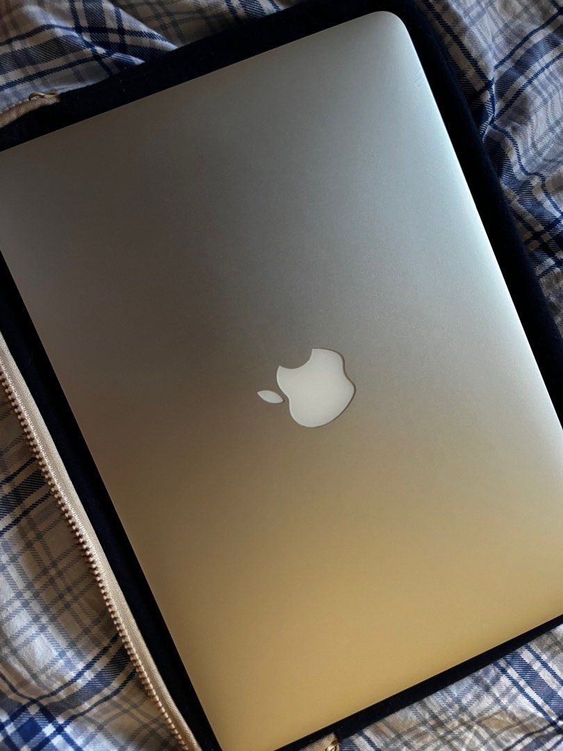 Macbook 2017 i7 8GB RAM (Category: Laptops & Notebooks) located in Pasig City. Submitted by lightningirl (Listing ID 1317888082, Image 1). Description: comes with charger pero maluwag na yung duckhead adapter, can be bought online for less than 100. charger can still be used as long as nakahorizontal lang yung pagcharge.