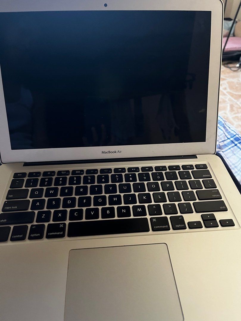 Macbook 2017 i7 8GB RAM (Category: Laptops & Notebooks) located in Pasig City. Submitted by lightningirl (Listing ID 1317888082, Image 3). Description: comes with charger pero maluwag na yung duckhead adapter, can be bought online for less than 100. charger can still be used as long as nakahorizontal lang yung pagcharge.
