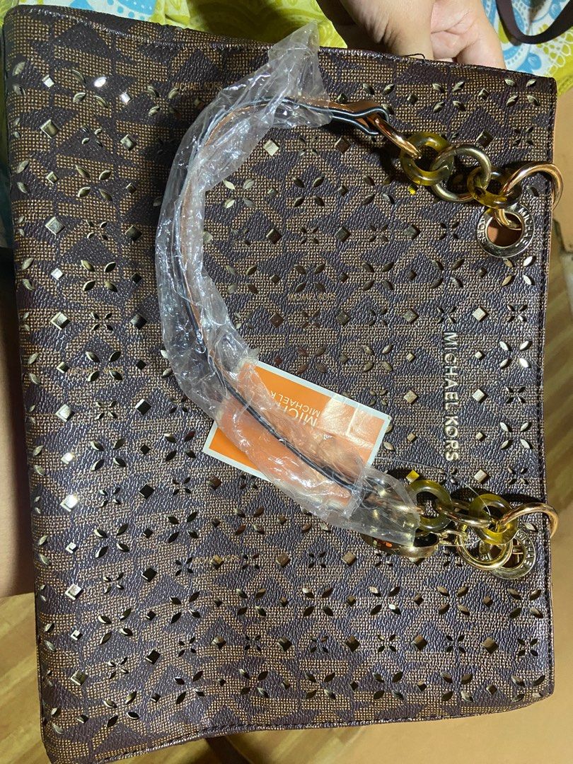 Michael Kors 2-way Bag (Category: Luxury Bags & Wallets) located in Taguig. Submitted by declutter_mnl__ (Listing ID 1318043585, Image 3). Description: Not sure if authentic or not. Niregalo lang po sa mother ko and never naman nya nagamit. What you see is what you get. With removable sling..