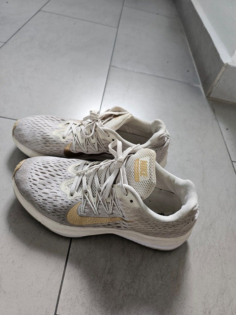 Nike Running Shoes US 8.5 UK6 EU 40