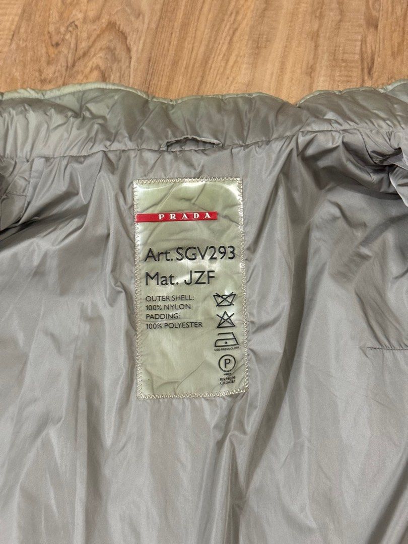 PRADA DOWN JACKET (Category: Apparel) located in Klang. Submitted by houseofgrailed (Listing ID 1318056493, Image 3). Description: 8/10 sunfaded made in Romania x koyak x kotor legit zip opti P25 L30 inci ats .