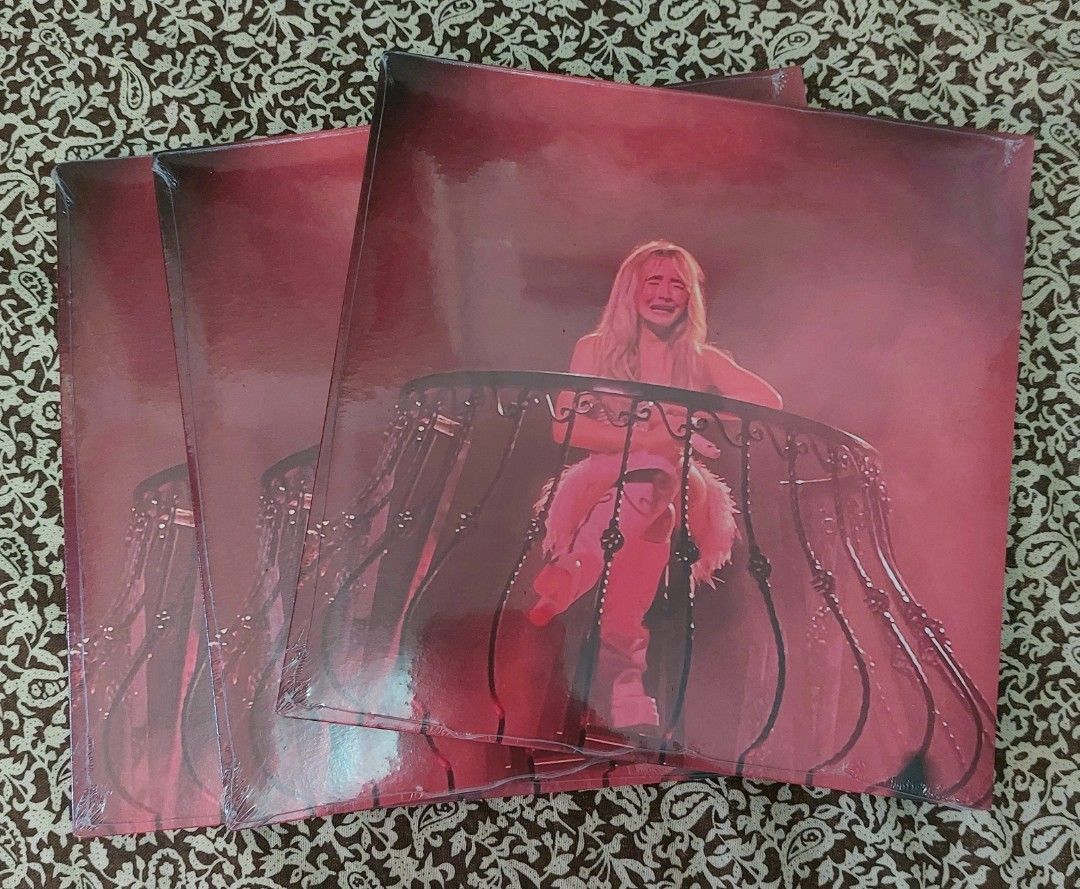 Sabrina Carpenter feather Pink Glitter 7" vinyl 閃粉膠 黑膠 7吋膠 全新 現貨, 興趣及遊戲, 音樂、樂器 & 配件, 音樂與媒體 黑膠碟
