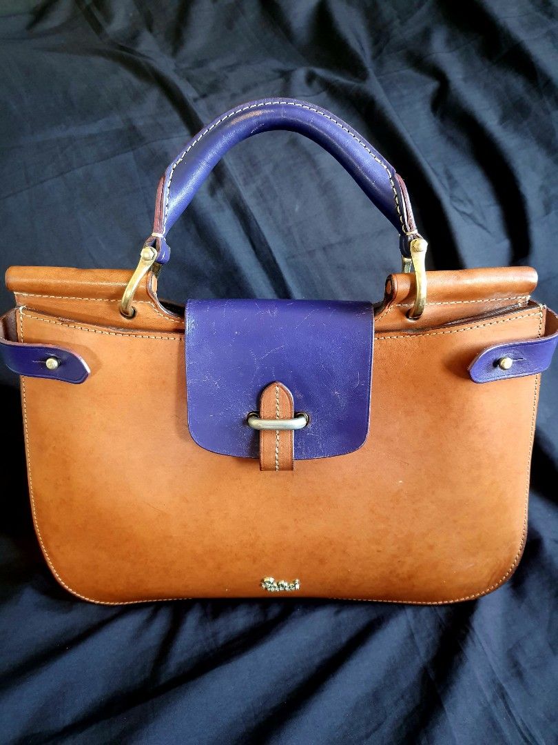 Salad Top Handbag (Category: Tote Bags) located in Quezon City. Submitted by pinksgate31 (Listing ID 1317881971, Image 1). Description: Hard leather with 2 compartment. Authentic,legit..