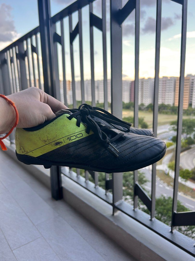 Size 37 Kipsta kids soccer boots