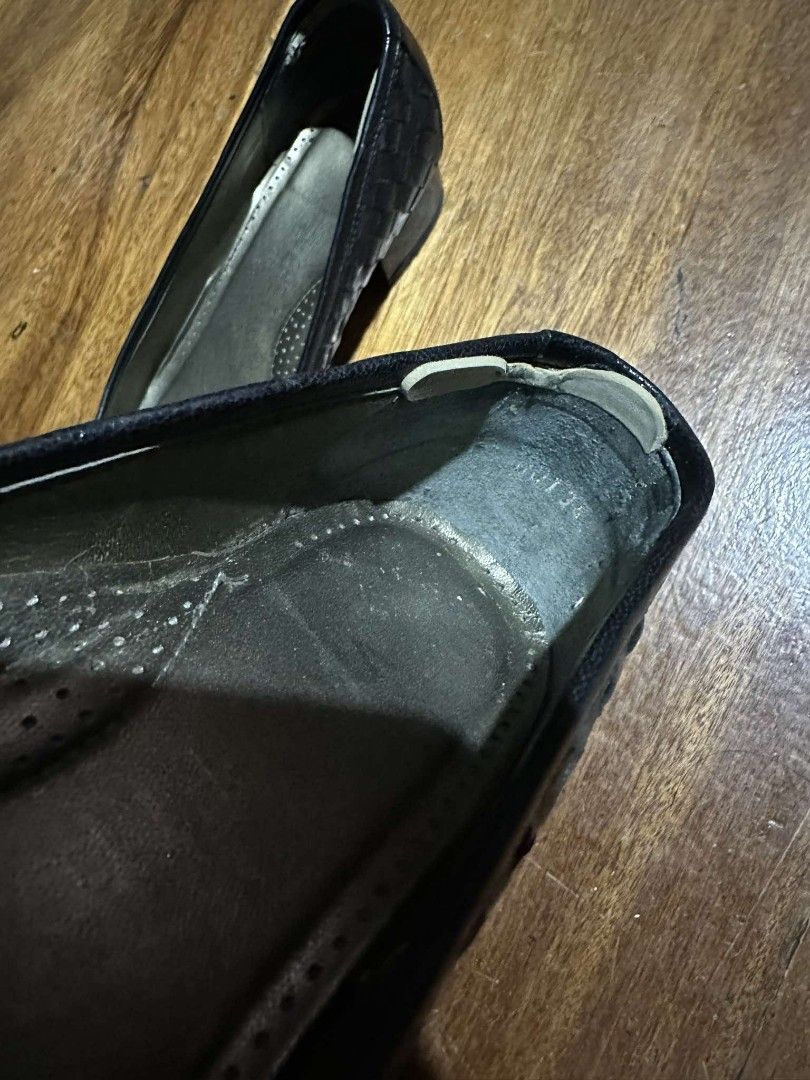 Via Venetto - Leather Heels (Category: Heels) located in Quezon City. Submitted by offthesehands (Listing ID 1318023617, Image 3). Description: Brand: Via Venetto Color: black woven design Type: genuine leather shoes Size: 5.5 US Price: 1250 Usage: slightly used, with cushion stickers on the heel RFS: Decluttering DM if interested | Will only entertain questions related to the item.