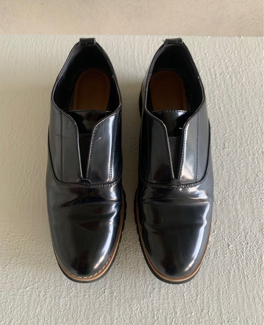 ZARA Black Shoes EU 38 (Category: Loafers) located in Naga. Submitted by _passiflora_ (Listing ID 1317945026, Image 2). Description: 🍄My sister bought these shoes in Japan and wore them almost every day, so they show some signs of use. 🍄There are a few white scratches and a small crack (see last pic), but overall, the shoes are still in good condition..