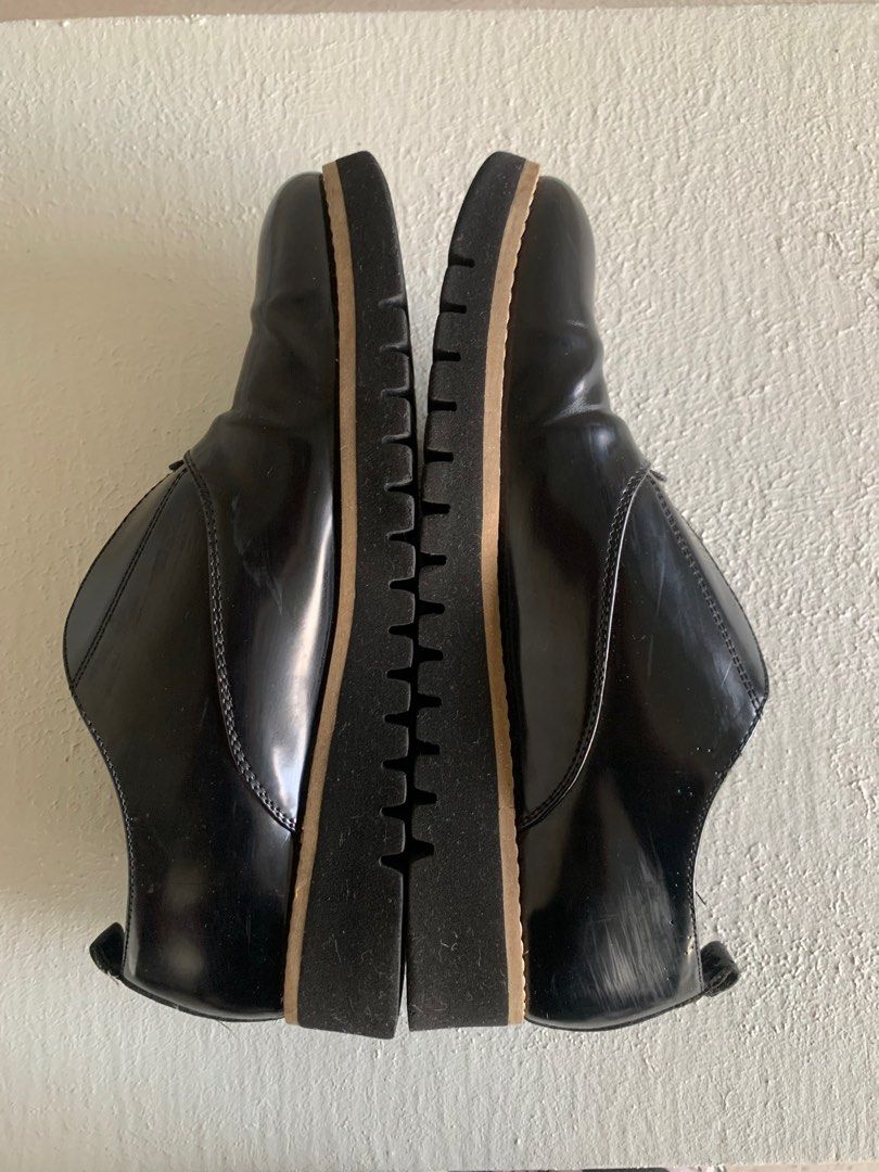 ZARA Black Shoes EU 38 (Category: Loafers) located in Naga. Submitted by _passiflora_ (Listing ID 1317945026, Image 3). Description: 🍄My sister bought these shoes in Japan and wore them almost every day, so they show some signs of use. 🍄There are a few white scratches and a small crack (see last pic), but overall, the shoes are still in good condition..