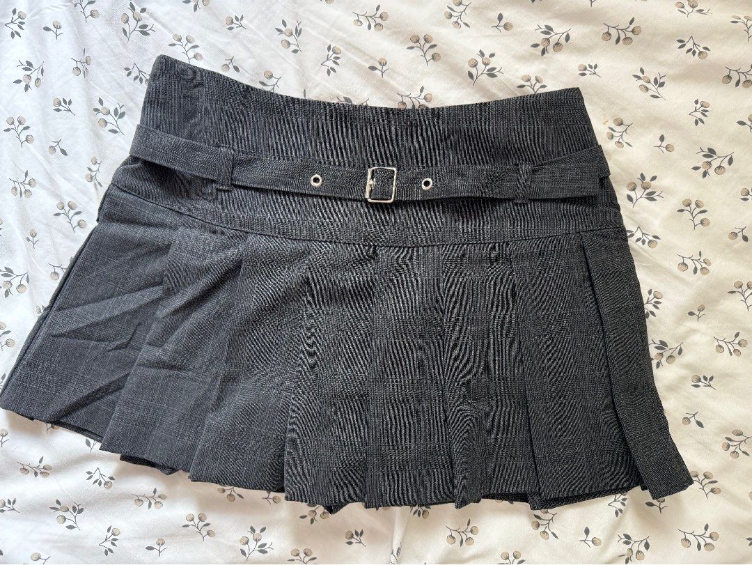 ZARA Pleated Mid-rise Mini Skort (Category: Skirts) located in Manila. Submitted by shopcutecollectibles (Listing ID 1318032945, Image 1). Description: BNWT ZARA MID RISE PLEATED MINI SKORTS Size: XS Color: Dark Grey Php 1,900 (SRP is 2395 php) Mid-rise mini skirt. Short-style lining. Box pleat detail. Belt in matching fabric with a metal buckle. Invisible side zip fastening..