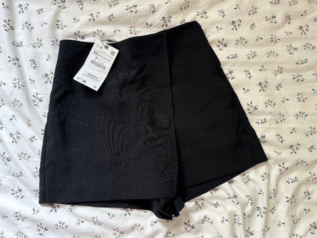 ZARA Wrap Skort (Category: Skirts) located in Manila. Submitted by shopcutecollectibles (Listing ID 1318034487, Image 1). Description: BNWT ZARA WRAP SKORT Size: XS Color: Black Php 1,400 php (SRP 1,995 php) High-waisted skort. Front false welt pockets. Pareo style self overlay. Side hidden in-seam zip closure..