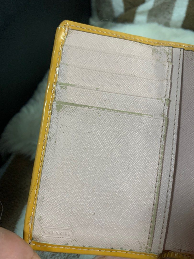 Auth vintage coach medium wallet (Category: Luxury Bags & Wallets) located in Cabanatuan. Submitted by mjluxxejapan (Listing ID 1322884842, Image 2). Description: Fixed price.pls check all details posted.may mga issueS.no major sira naman.di n kagandahan hence selling low.bawal s maselan pls.patent leather material.matibay kaya mtagal p gagamtin .