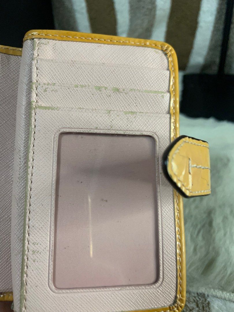 Auth vintage coach medium wallet (Category: Luxury Bags & Wallets) located in Cabanatuan. Submitted by mjluxxejapan (Listing ID 1322884842, Image 3). Description: Fixed price.pls check all details posted.may mga issueS.no major sira naman.di n kagandahan hence selling low.bawal s maselan pls.patent leather material.matibay kaya mtagal p gagamtin .