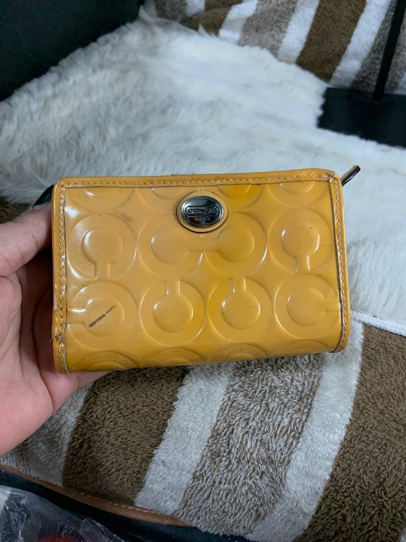 Auth vintage coach medium wallet (Category: Luxury Bags & Wallets) located in Cabanatuan. Submitted by mjluxxejapan (Listing ID 1322884842, Image 1). Description: Fixed price.pls check all details posted.may mga issueS.no major sira naman.di n kagandahan hence selling low.bawal s maselan pls.patent leather material.matibay kaya mtagal p gagamtin .