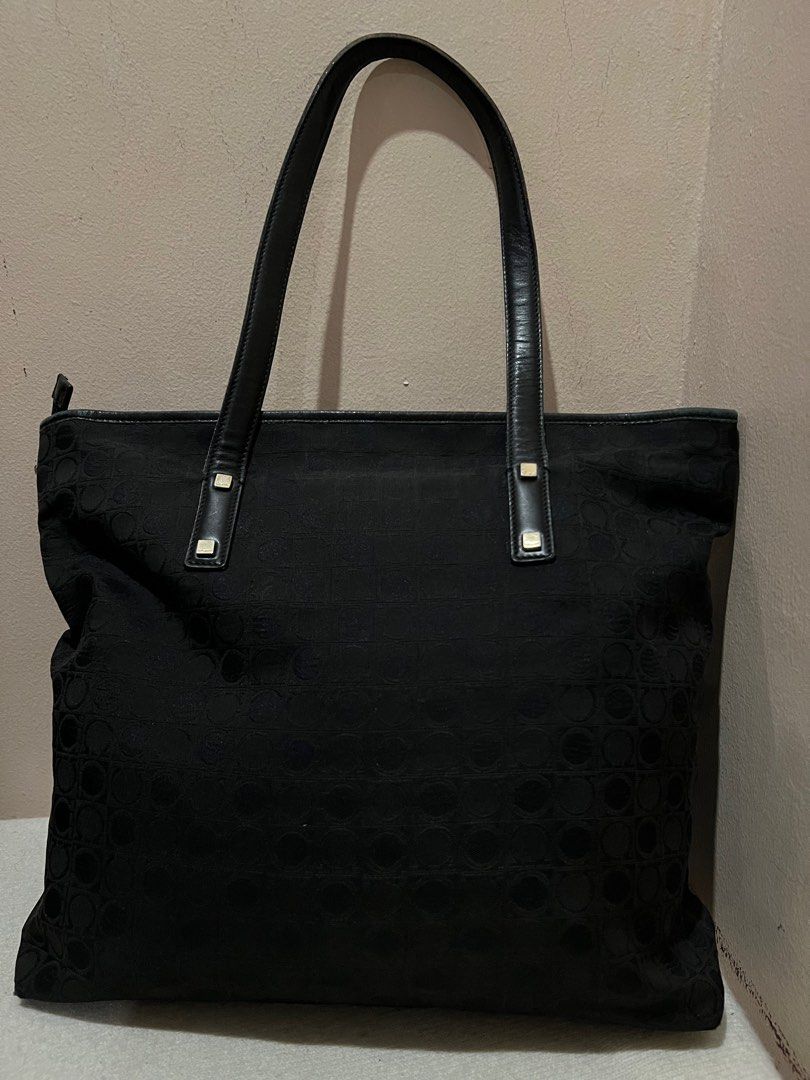 Ferragamo Black Tote Bag (Category: Luxury Bags & Wallets) located in Manila. Submitted by online_sari_sari (Listing ID 1322878305, Image 2). Description: NGA.