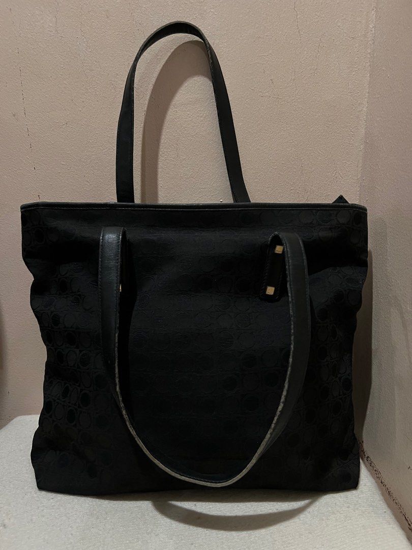 Ferragamo Black Tote Bag (Category: Luxury Bags & Wallets) located in Manila. Submitted by online_sari_sari (Listing ID 1322878305, Image 1). Description: NGA.