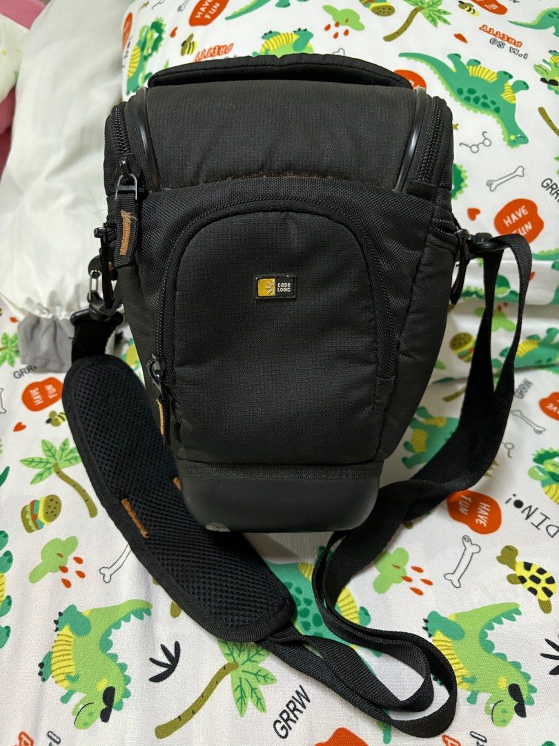Case Logic Camera Bag (Category: Camera Bags & Carriers) located in Quezon City. Submitted by myaidagratela985464 (Listing ID 1322822165, Image 2). Description: Few scratches at the bottom then the rest all good Loc is QC I can share more pics if requested.