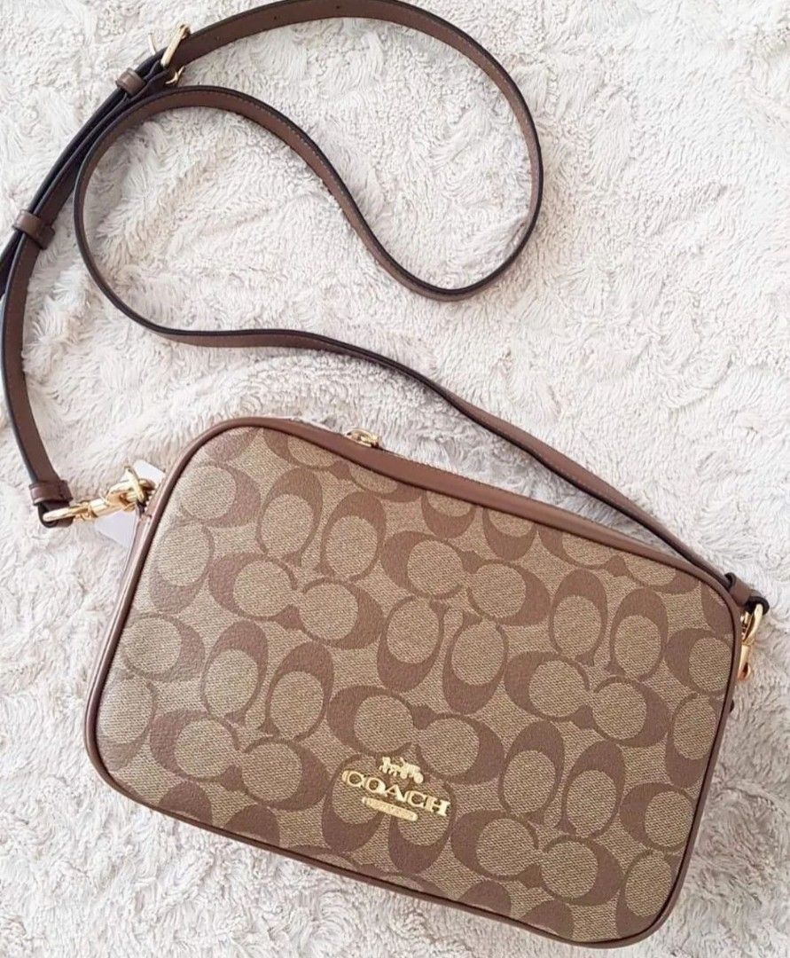 Coach camera bag (Category: Luxury Bags & Wallets) located in Quezon City. Submitted by mamashopfinds (Listing ID 1322756171, Image 1). Description: .