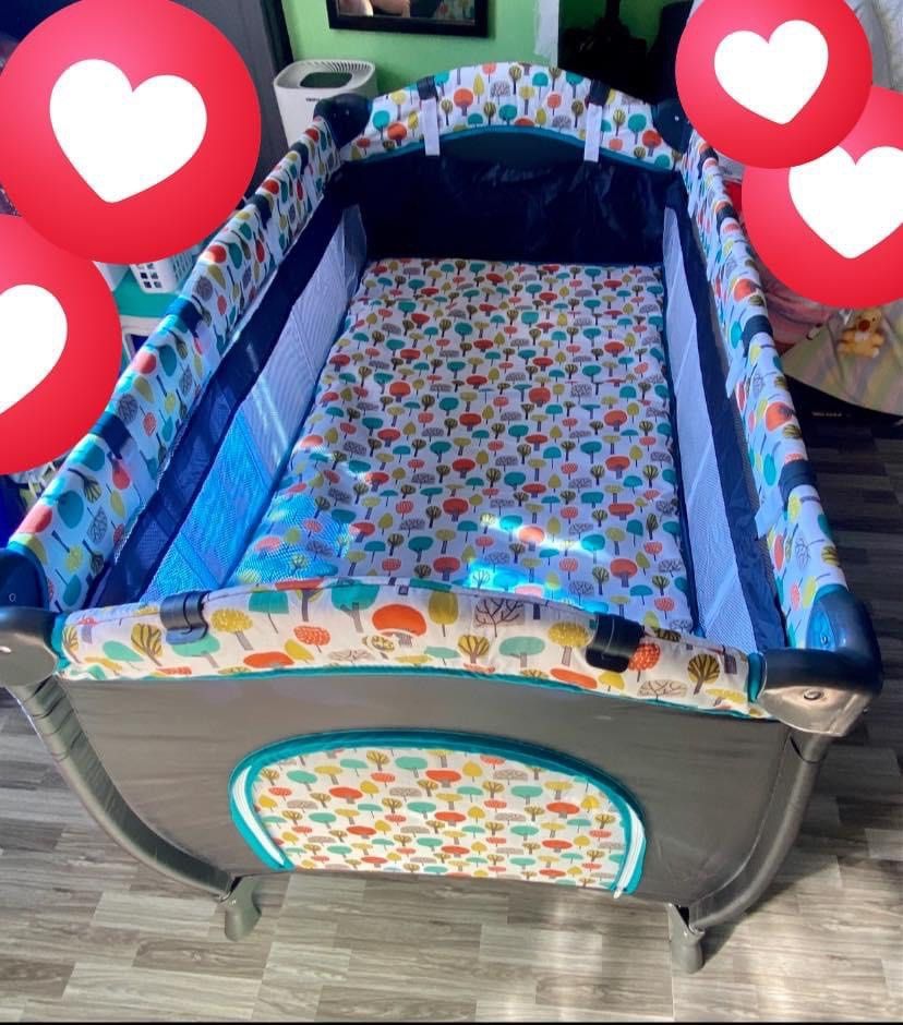 Crib Preloved (Category: Cots & Cribs) located in Antipolo. Submitted by marcoandpaolomerchandise (Listing ID 1322781260, Image 1). Description: Crib for Sale 1,500 nalang po. maayos pa , naman May need lang tahiin sa net ( pang support kung naka taas ) Need ng wipe / wash due to storage. Location: Pagrai Antipolo .