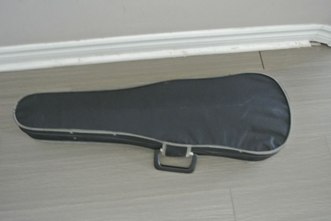 Full size violin (Category: Music Instruments) located in Toronto. Submitted by hoe2001ca (Listing ID 1322900244, Image 2). Description: Full size violin with solid case. .