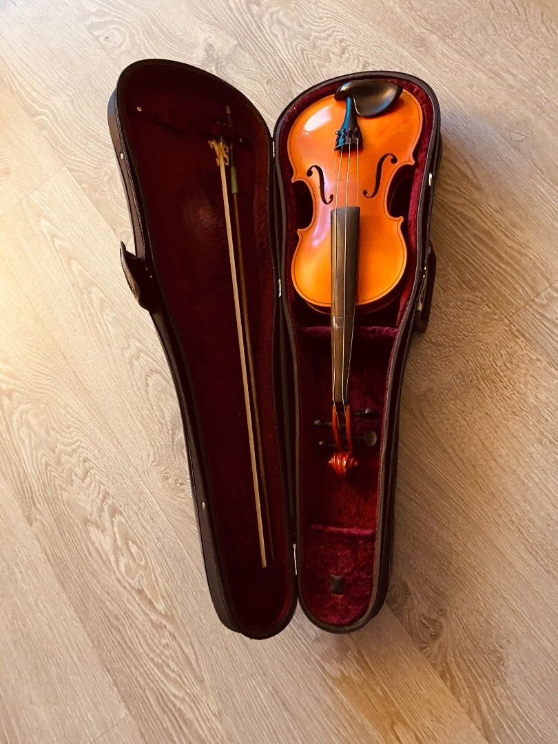 Full size violin (Category: Music Instruments) located in Toronto. Submitted by hoe2001ca (Listing ID 1322900244, Image 3). Description: Full size violin with solid case. .