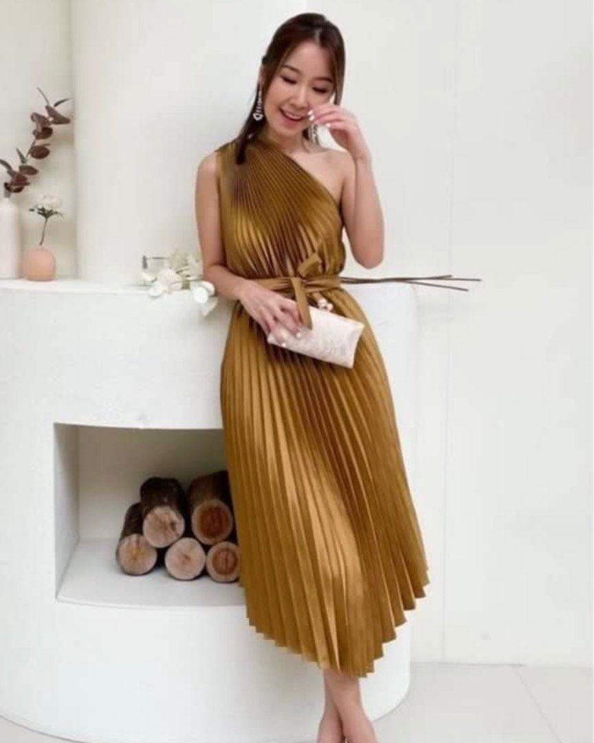 Gold Toga Pleated Dress (Free Size), Women's Fashion, Dresses & Sets,  Dresses on Carousell