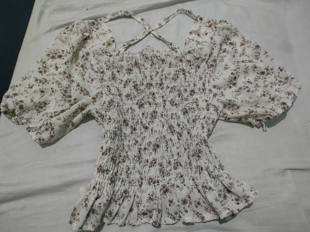 Korean smocked floral too (Category: Blouses) located in Taguig. Submitted by rarestore_ph (Listing ID 1322887437, Image 1). Description: like new free size.
