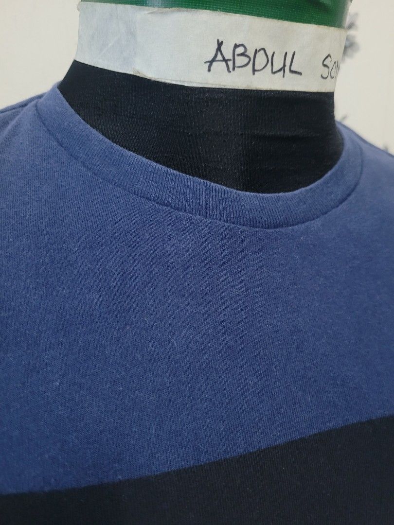 LEVIS (Category: Tshirts & Polo Shirts) located in Klang. Submitted by mad_bundle89 (Listing ID 1322836249, Image 3). Description: 📌Saiz s 📌Pit 18 📌Labuh 26.5 📌1 pinhole 📌Rm20.