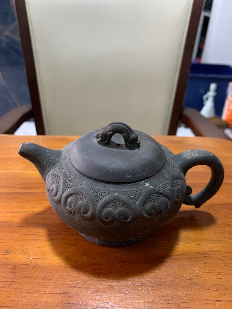 Old Pot (Category: Pots & Planters) located in Mandaue City. Submitted by james52 (Listing ID 1322774234, Image 3). Description: Please text me at 0932-416-1233 if interested.