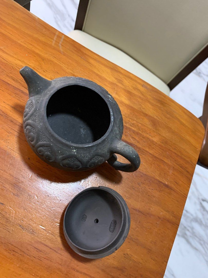 Old Pot (Category: Pots & Planters) located in Mandaue City. Submitted by james52 (Listing ID 1322774234, Image 1). Description: Please text me at 0932-416-1233 if interested.